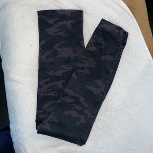 Spanx seamless leggings black camouflage in petite small